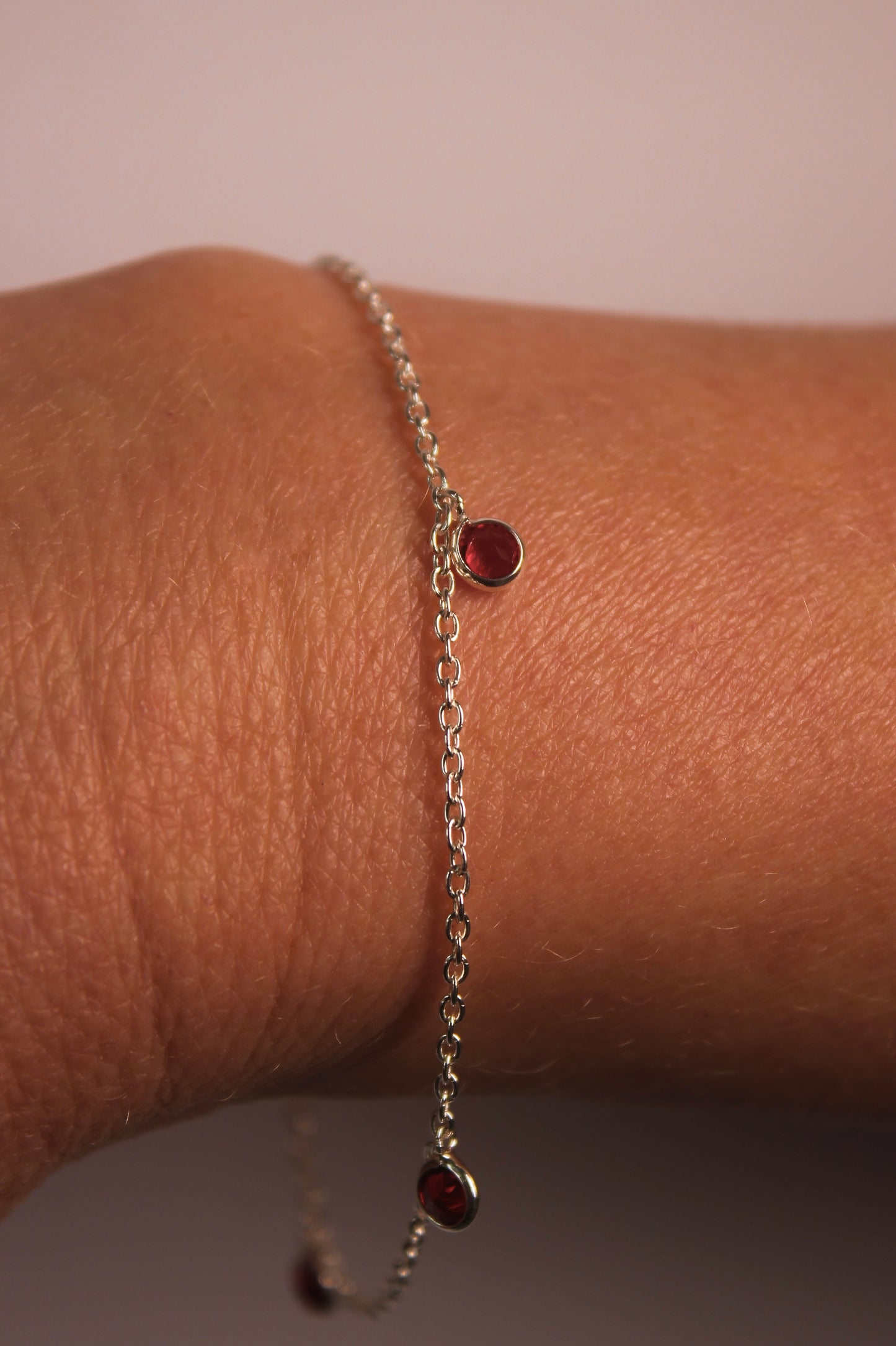 Pulseira Ponto de Luz Vermelho em Prata 925