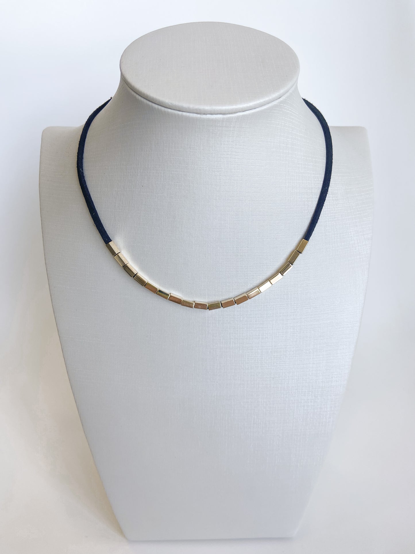 Chocker Camurça com Canutilhos