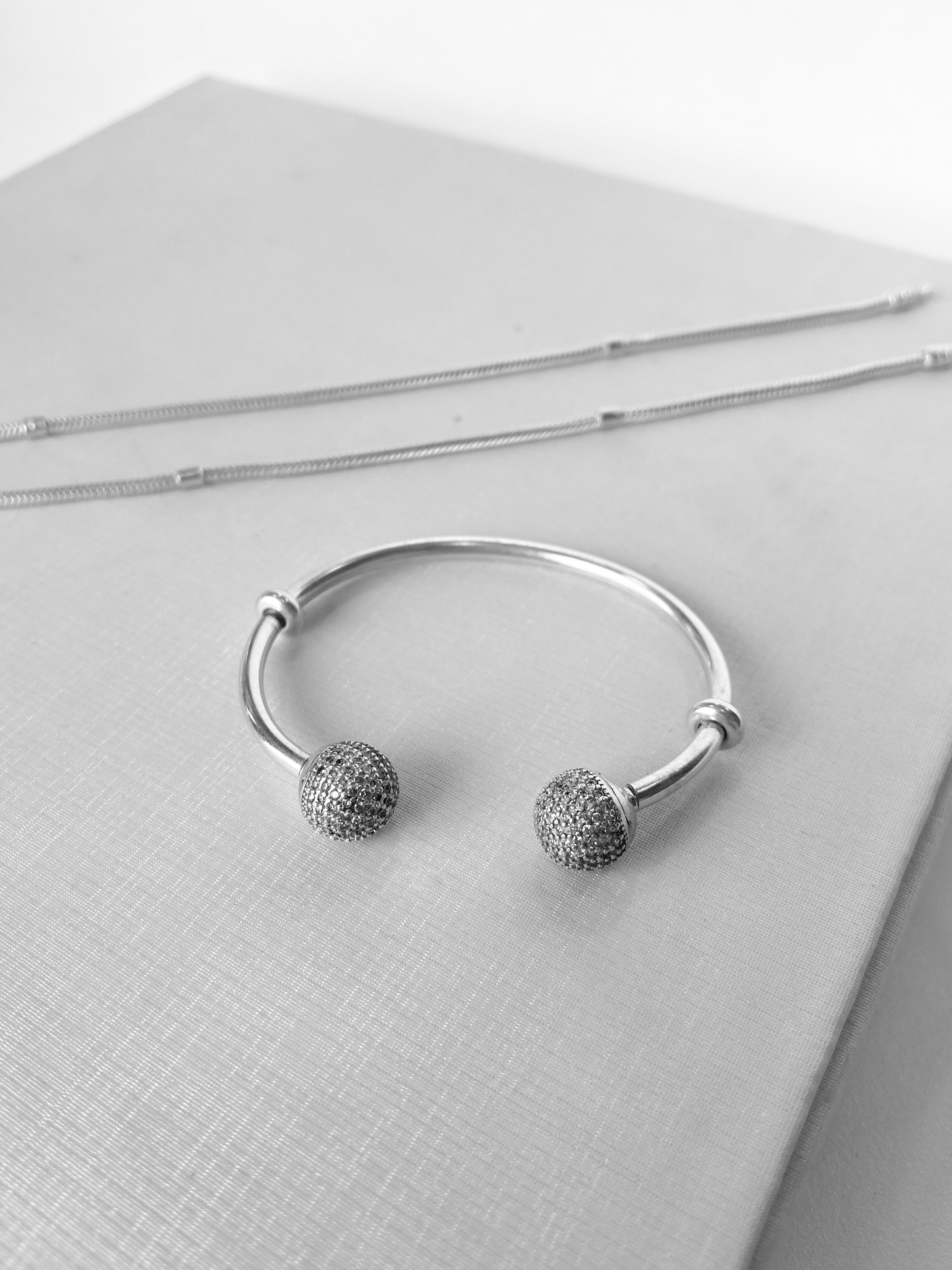 Bracelete Porta Berloques Cravejado em Prata 925