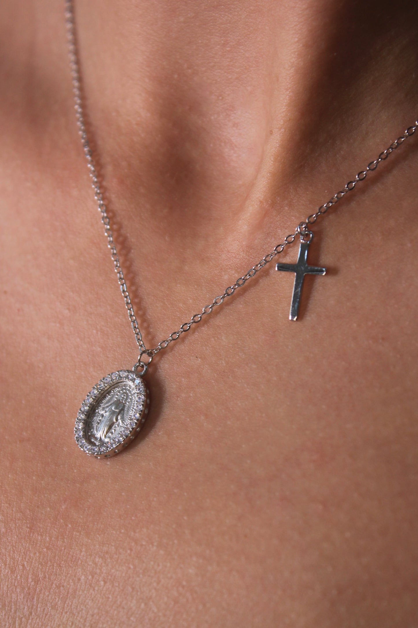 Gargantilha Nossa Senhora & Cruz em Prata 925