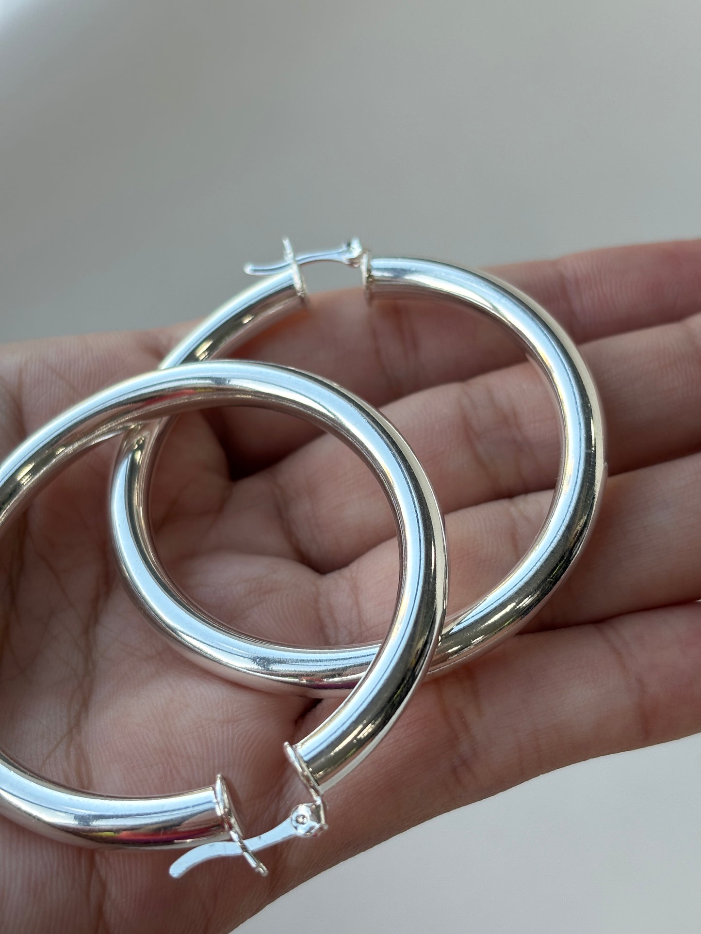 Argola Tubo Lisa Fecho Italiano 5,3cm